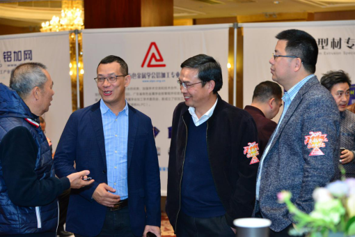 　　企业家们热情主动交流，现场气氛热络融洽